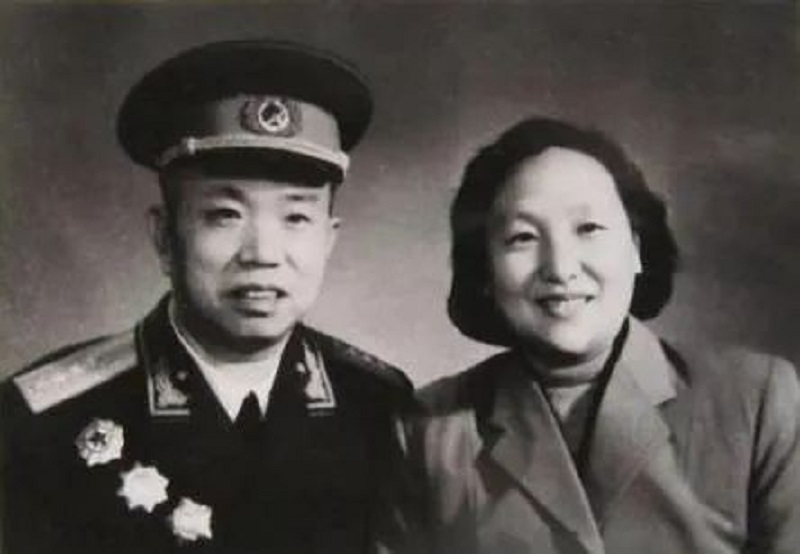 1974年,开国大将去世,王季迟在部队中表明身份:想回家见我爸