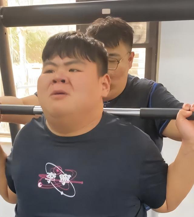 "山东第一胖"王浩楠剃头变身!光膀子健身引热议