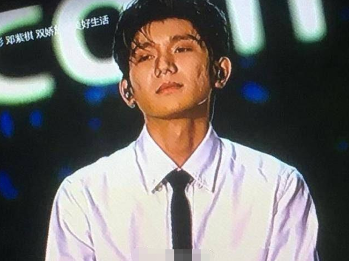 都是吸烟惹的祸?618晚会王源脸上坑痘太多,被嘲"月球表面"