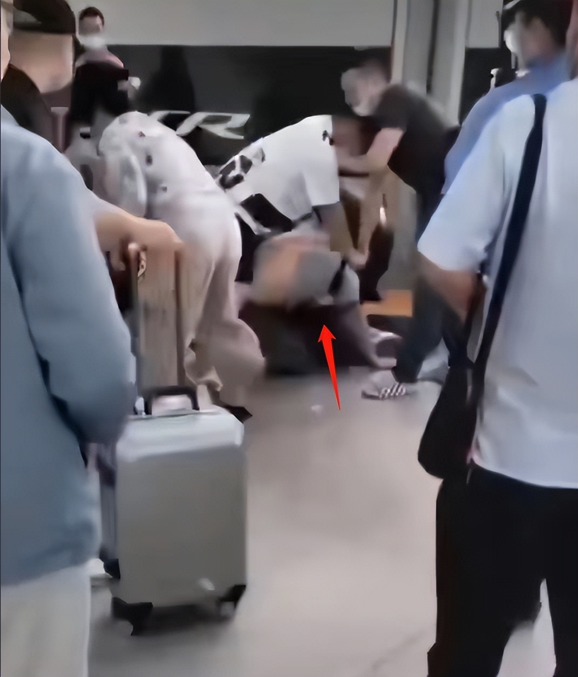 野球帝张照洋高铁站遭群殴,被两名大汉骑在身上,女友惨遭扇耳光