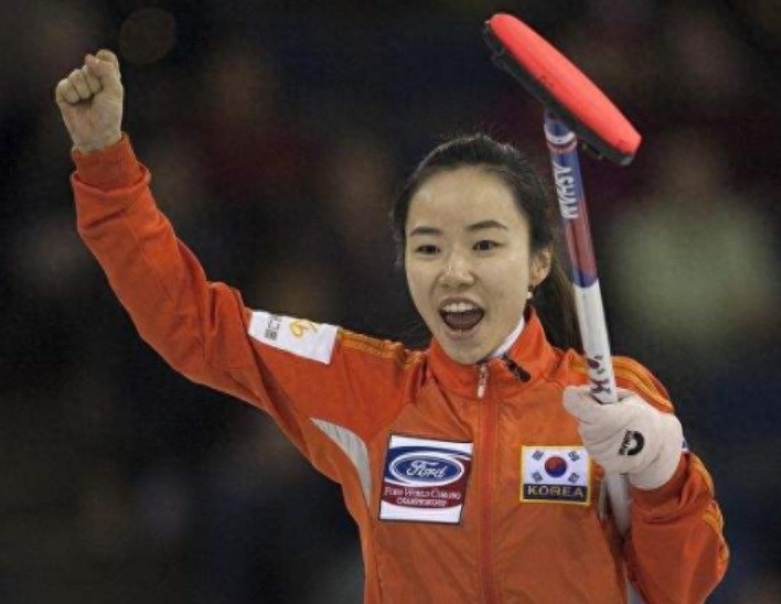 每天结束日常团队训练赛,金智善就会去找徐晓明切磋,一开始只是聊些