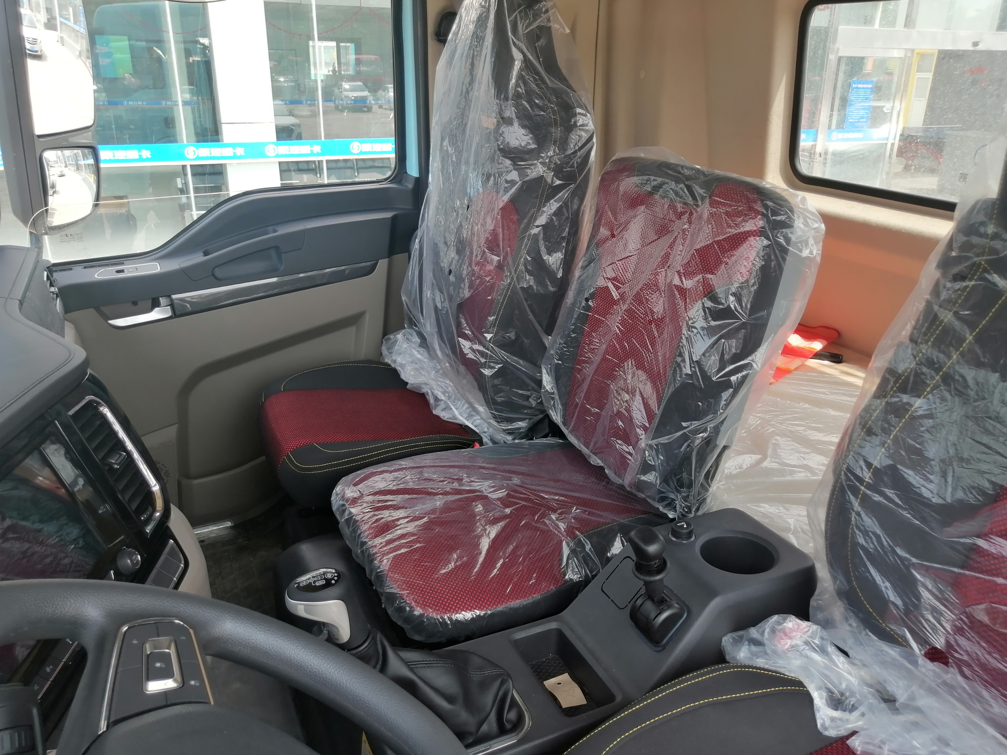 实拍德龙l5000,陕汽6米8旗舰载货车有多强,凭啥成中卡"黑马"