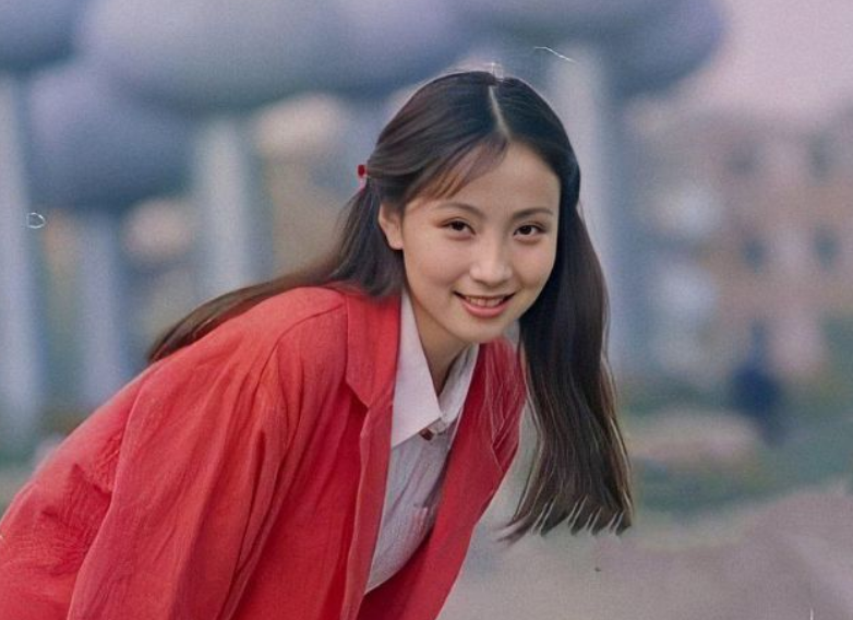 49岁陶虹穿旧校服现身机场!全素颜皮肤超白,自己背包推行李