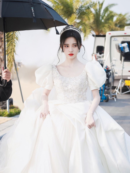鞠婧祎穿婚纱美出新高度,却因美甲引热议,这是对新娘最大的尊重
