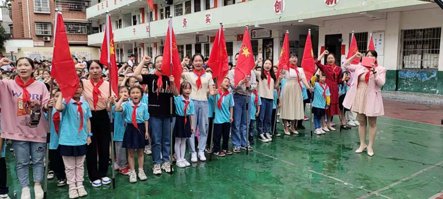 武冈市红光小学举行"童心向党"少先队入队仪式