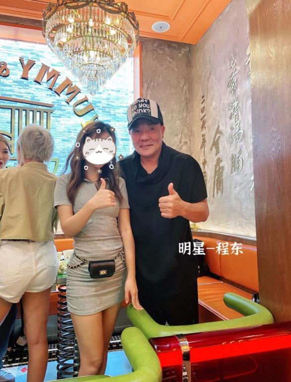 "独眼龙"程东最新动态大爆,62岁身材微胖,老婆美艳夺人眼球