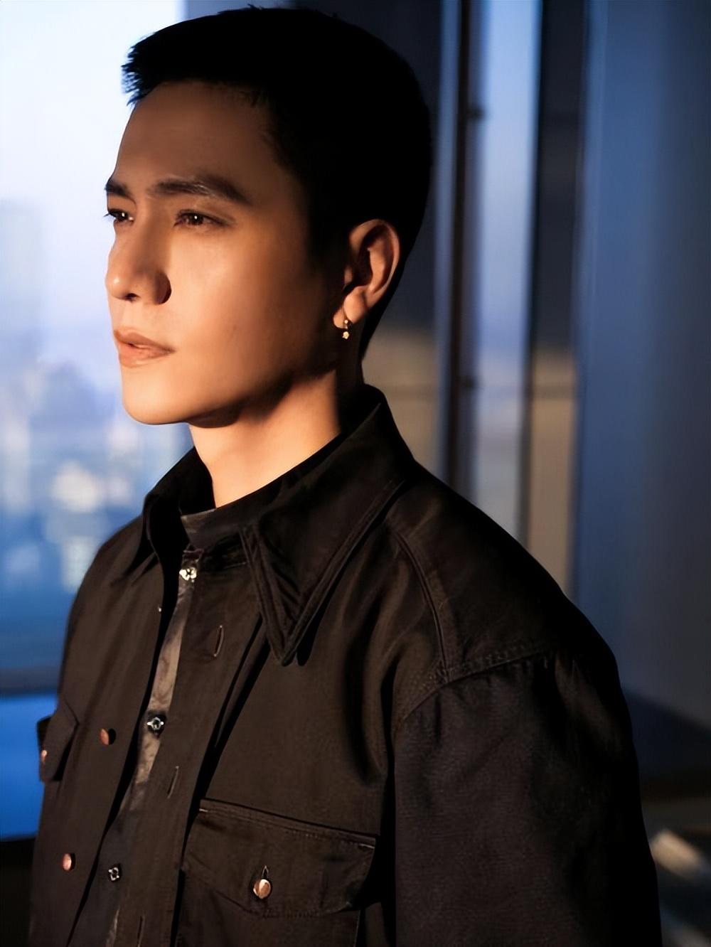 陈坤一直就是一个很矛盾的人,长相看上去明朗大气.