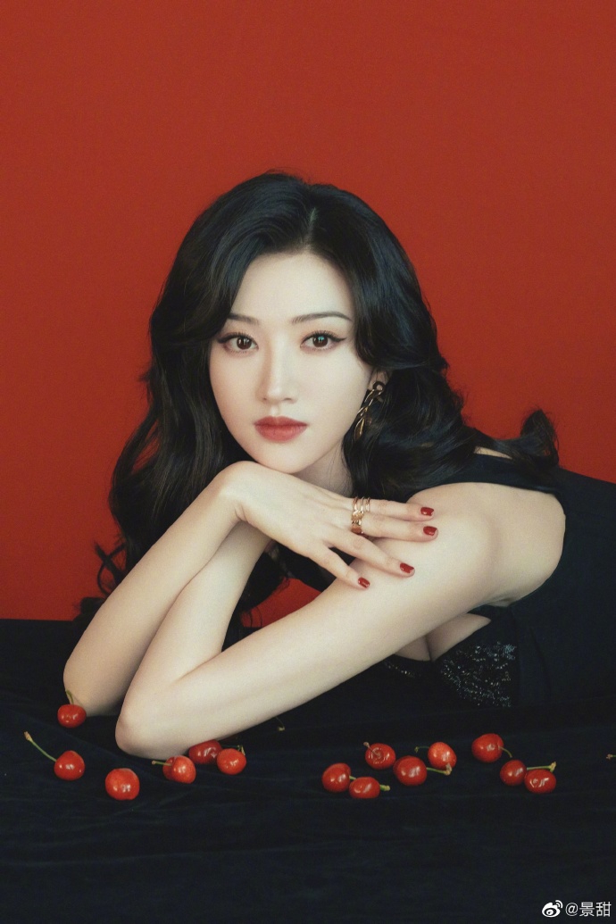 景甜晒复古港风大片 头戴蝴蝶结甜美撩人