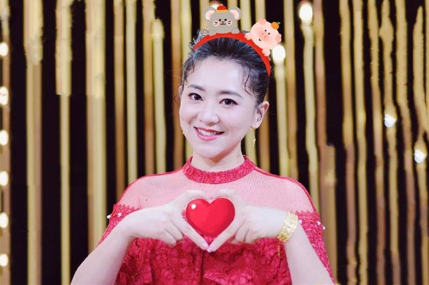 42岁月亮姐姐,穿衣清新容貌似少女,同框李思思看不出8岁年龄差