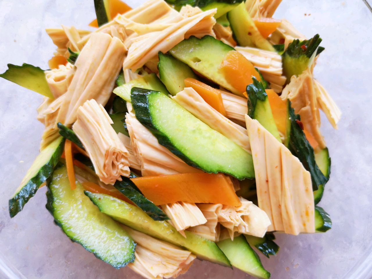腐竹和黄瓜做凉拌菜,清脆爽口又开胃,下饭又下酒