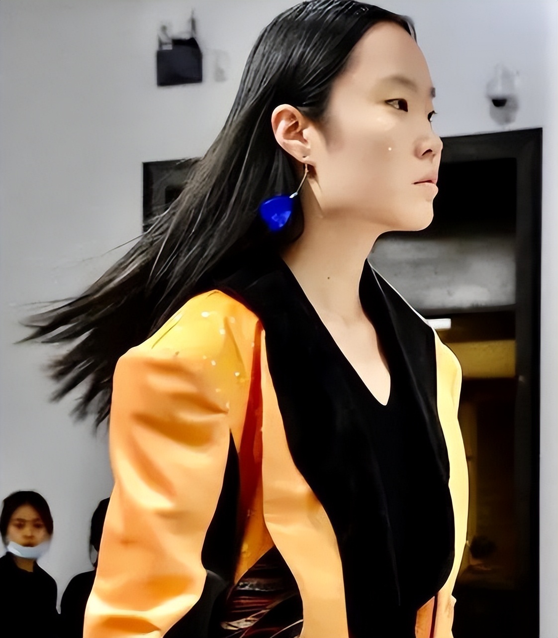 清华美院又出"幺蛾子",眯眯眼模特搭配满脸雀斑,属实是没眼看