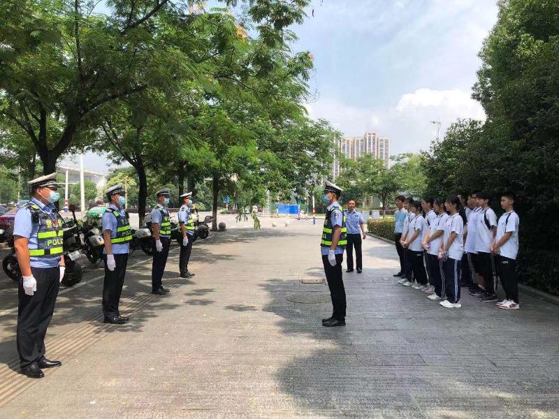桐城实验中学:学生进警营 安全文明行