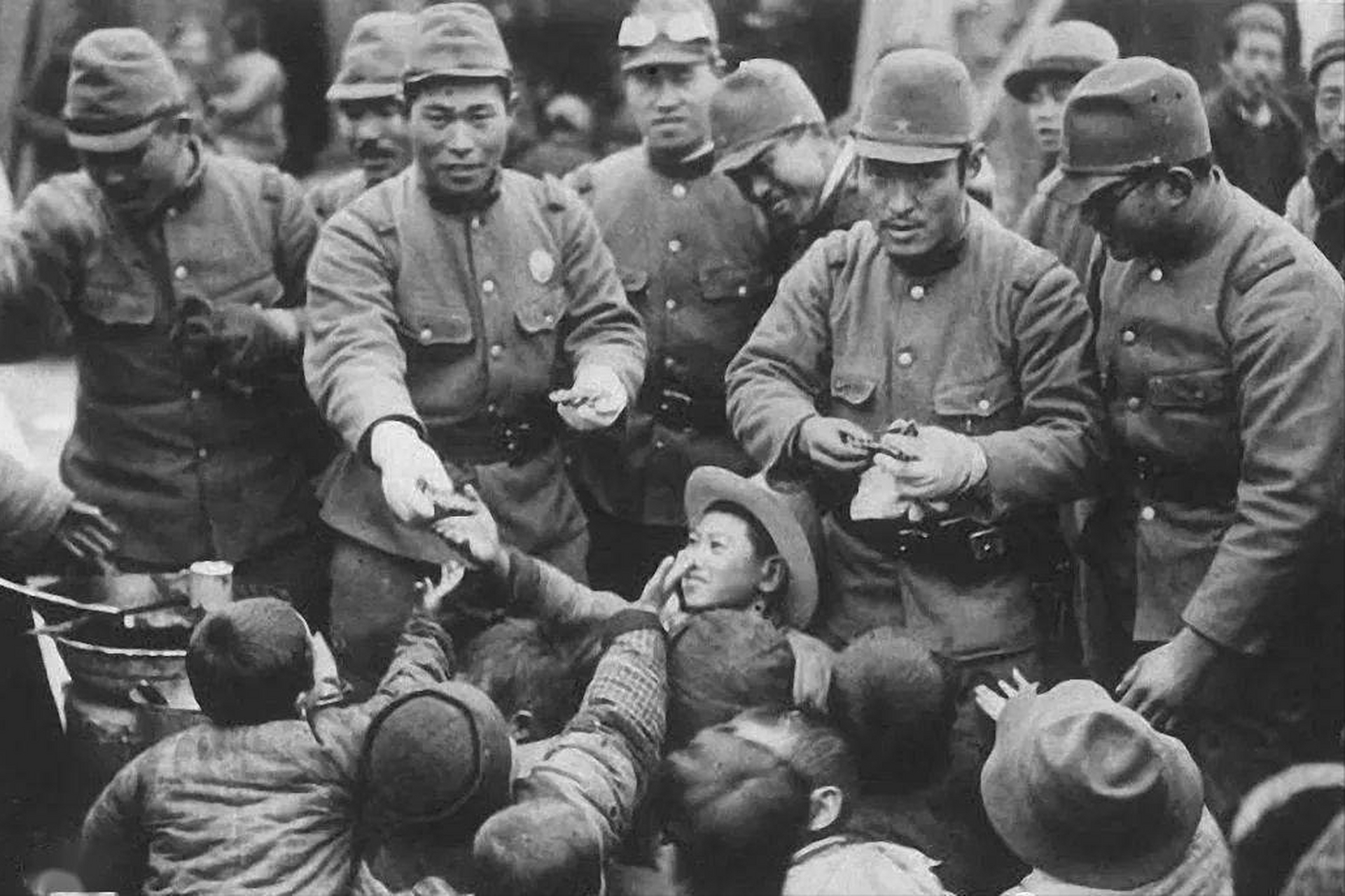 1931年9月18日晚10时20分,日本关东军炸毁南满铁路,炮轰北大营,发动了