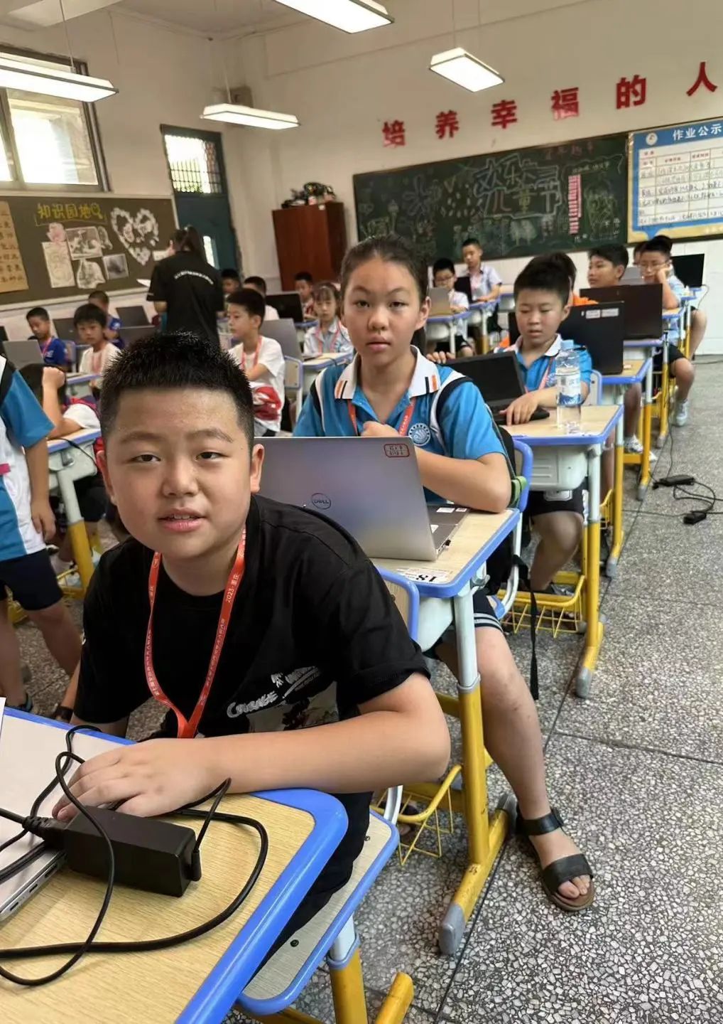 筑梦蓝天向未来南充市西河路小学参加第七届全国青少年无人机大赛