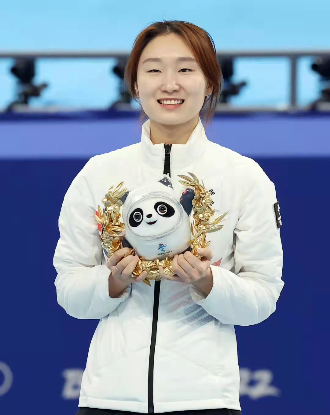 崔敏静今夜乐开花,高举冰墩墩!中国兔子战术失败,韩国获第2金