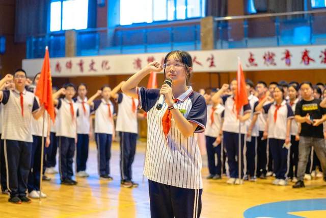 余姚市梨洲中学举行八年级离队暨共青团新团员入团仪式