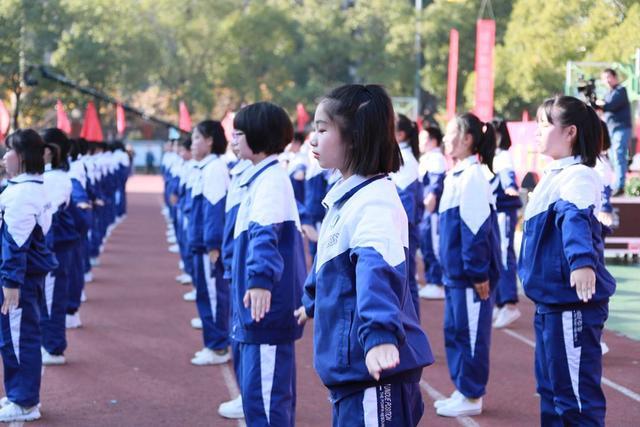 学生穿"统一校服",还是能看出家境好坏,老师:这些特征很明显