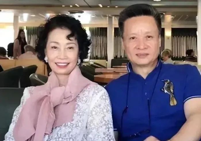 阎维文妻子曝光,64岁的她不美却温婉,夫妻恩爱40年不离不弃