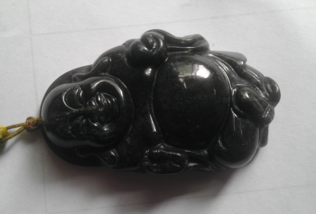 陕八旬老太太,捡到一块墨玉叫《玉兔》,喊价5300万只卖200万