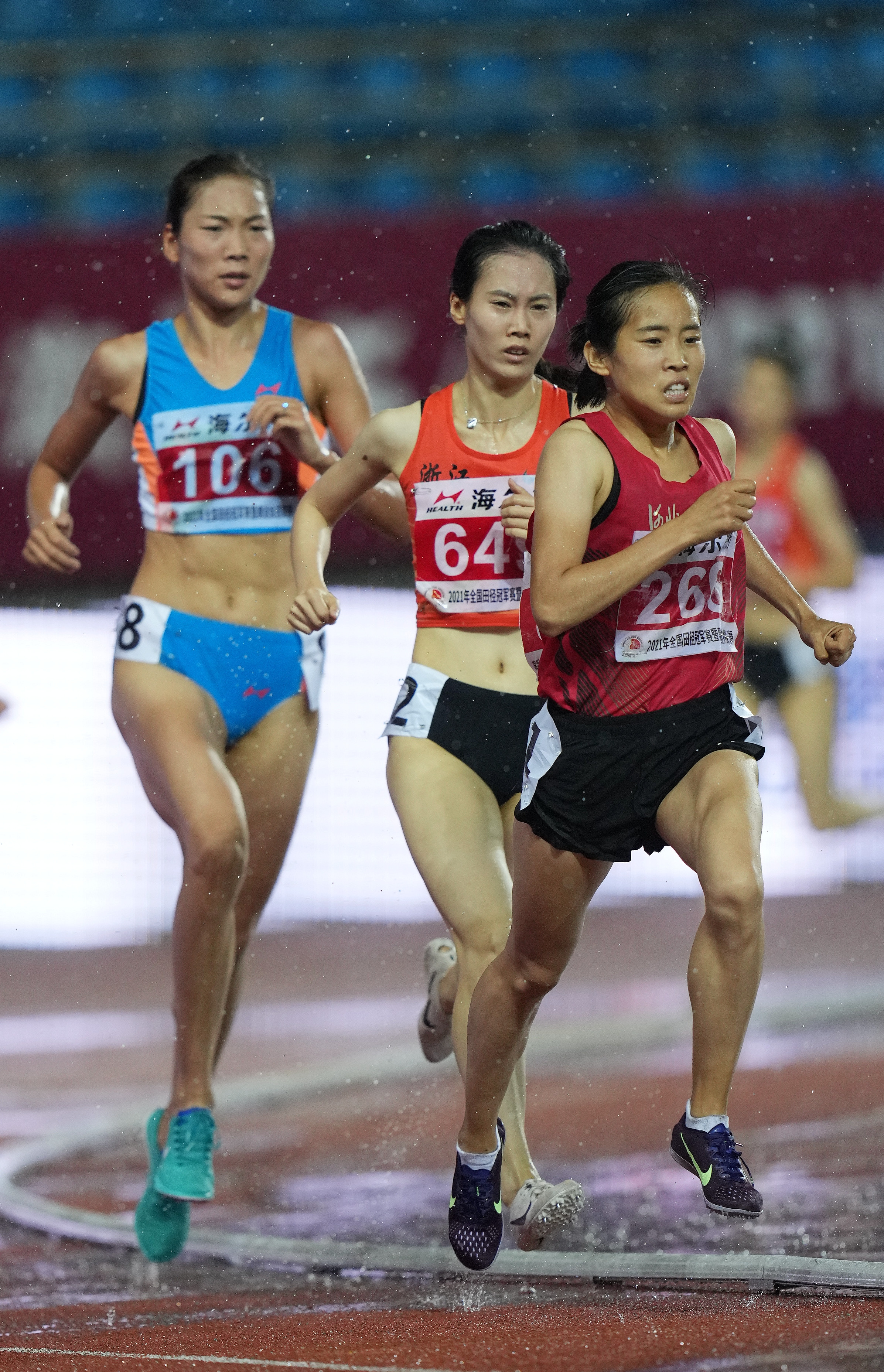 田径——全国冠军赛:郑小倩获得女子1500米冠军(2)