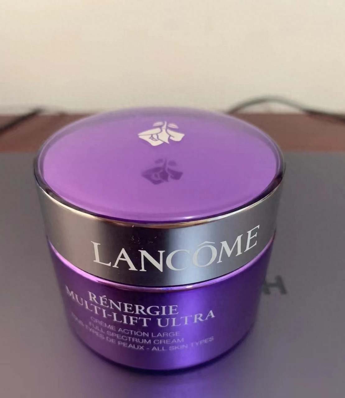 美白抗老面霜安利:虽然价格小贵,但有效淡化面部的细纹以及干纹.