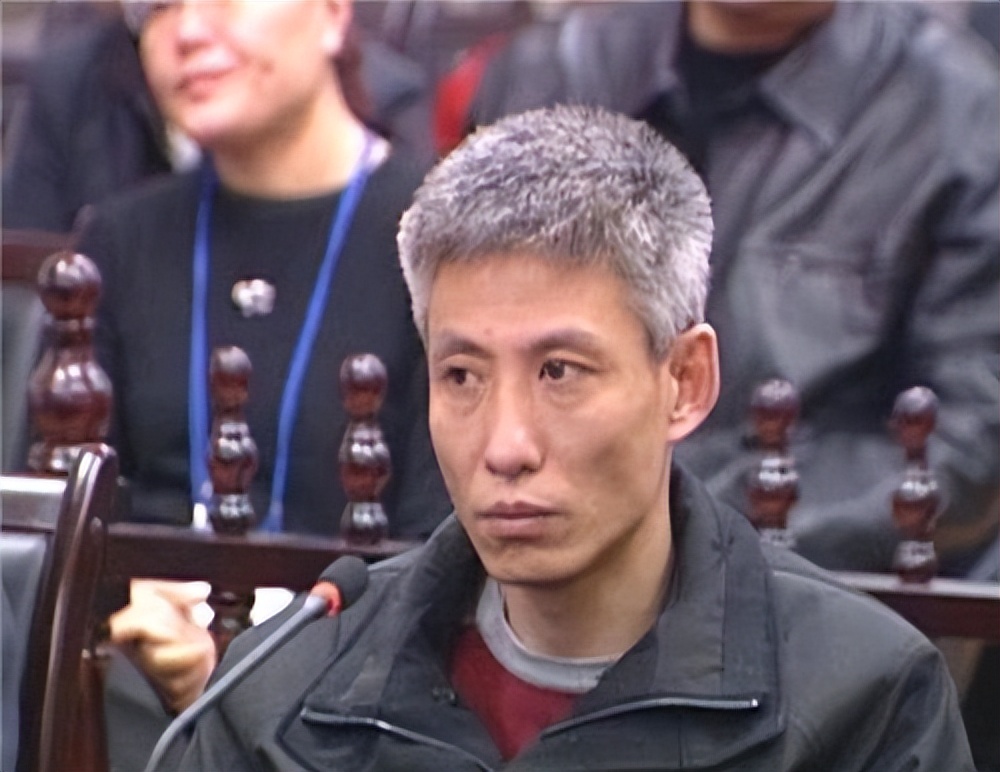 2003年刘涌被判死刑,临刑前喝了一大口白酒,在脚镣处塞了1元钱