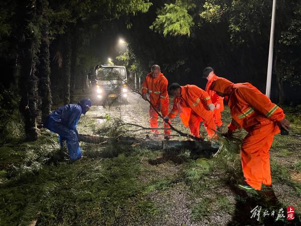 颱風二次登陸,奉賢海灣鎮的工作人員徹夜守護道路安全