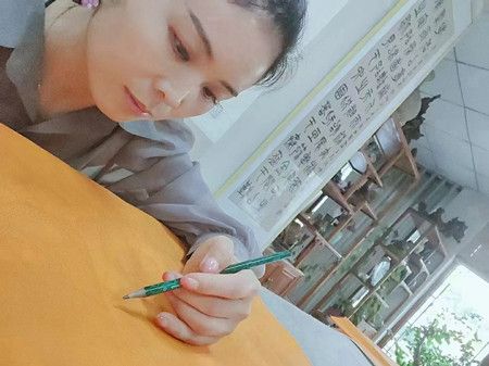 《一名女书画家的艺术人生》-陈弘雨