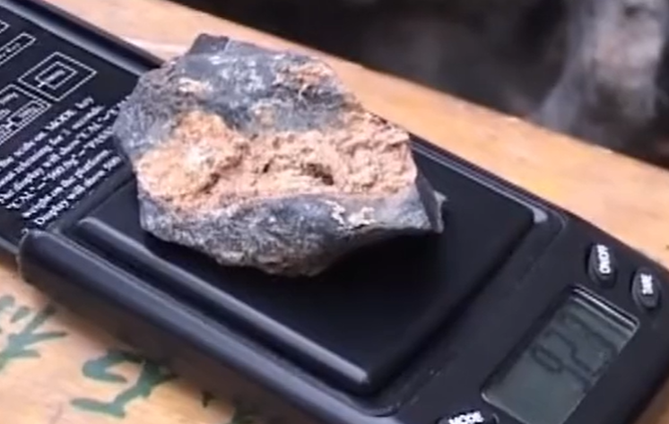 回顾:男子8000元买来一块5吨重的石头后,怀疑是价值千亿的陨石