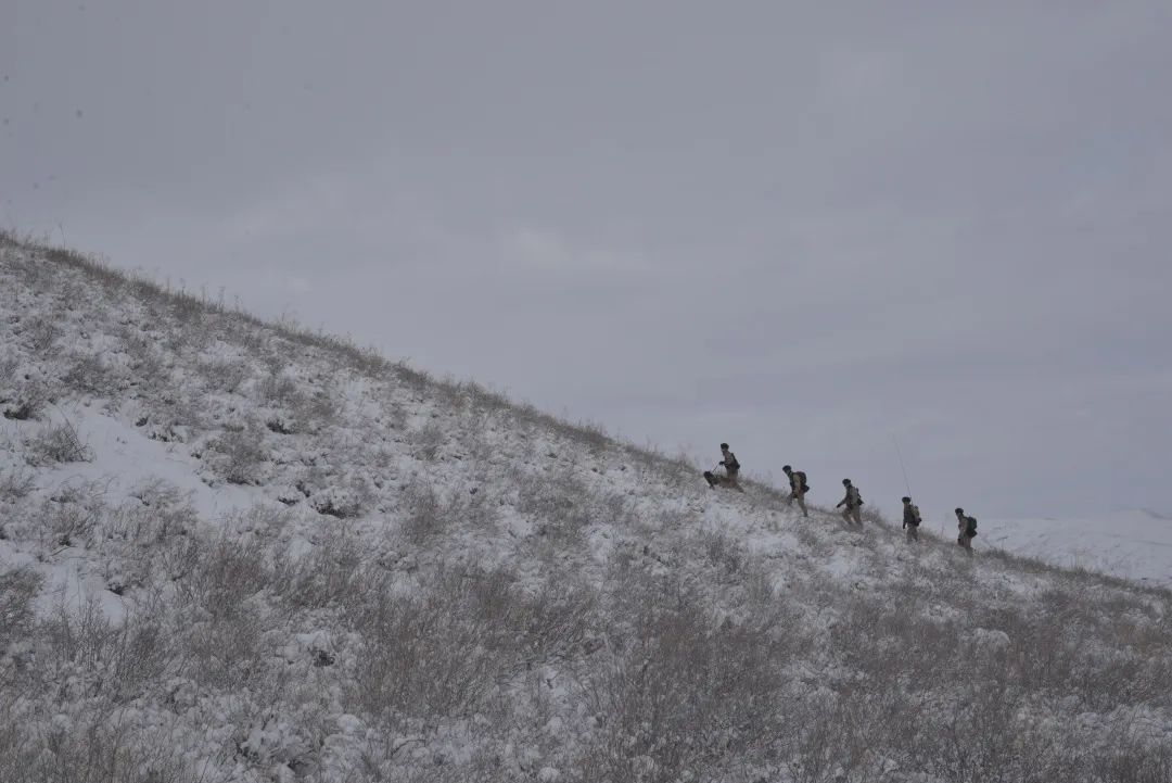 寒流來襲,邊防官兵踏雪巡邏!