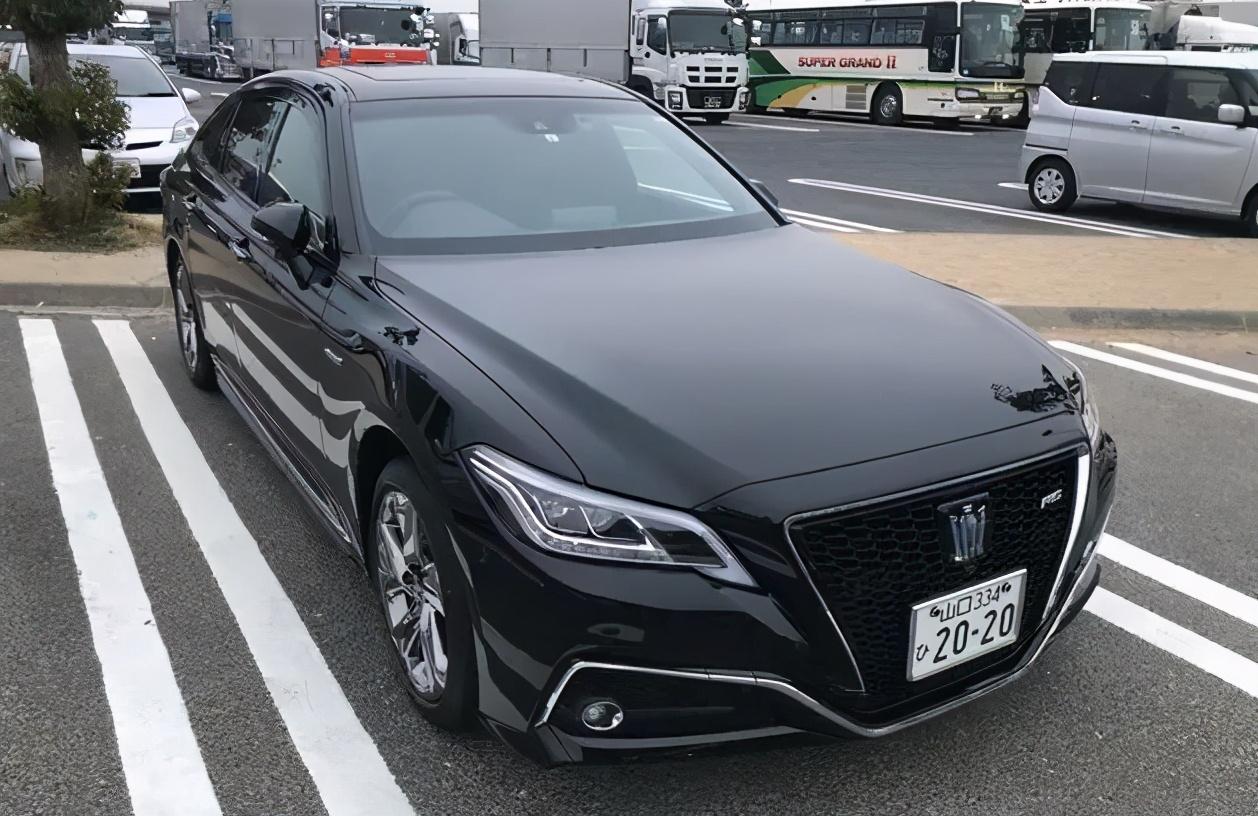 全新丰田皇冠出击,帅气外观 混动技术,rs版本提供3.5l v6引擎