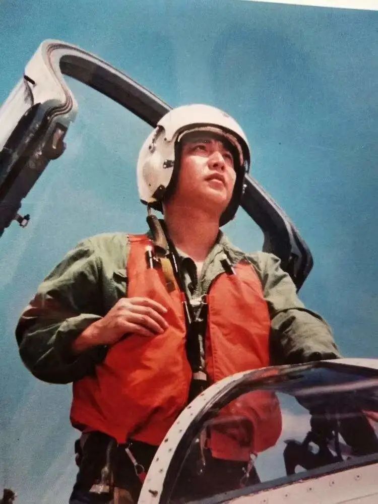 2001年,王伟撞机牺牲,撞他的那个美国飞行员结局如何?