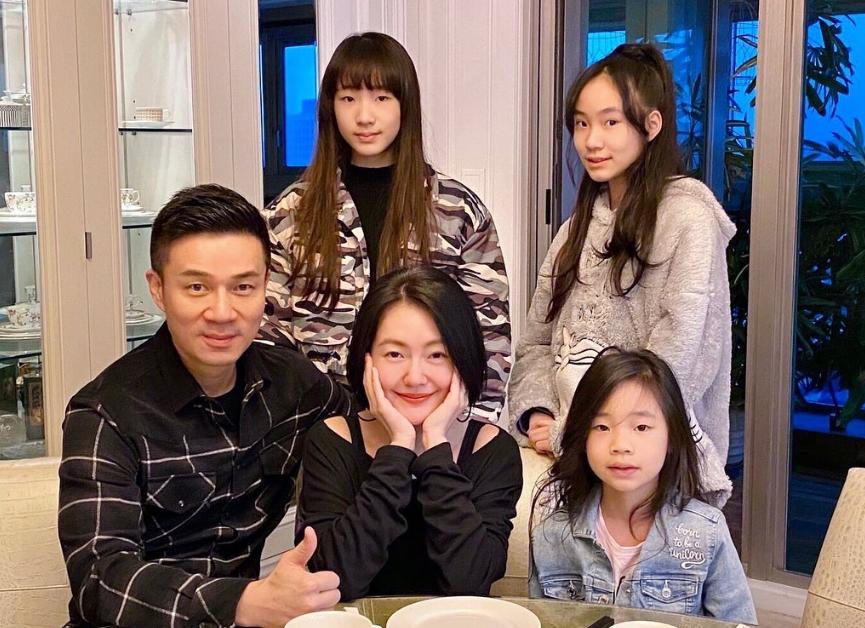 曝许雅钧知太多秘密,深夜晕倒偏瘫进icu,小s表情诡异与光头赴韩