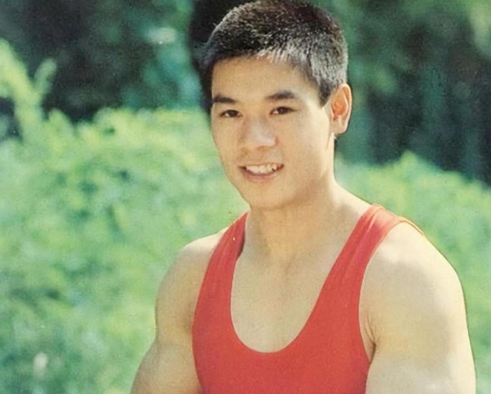 体操王子李宁近况:身家过百亿,头发斑白老态尽显,妻子依然貌美  他是