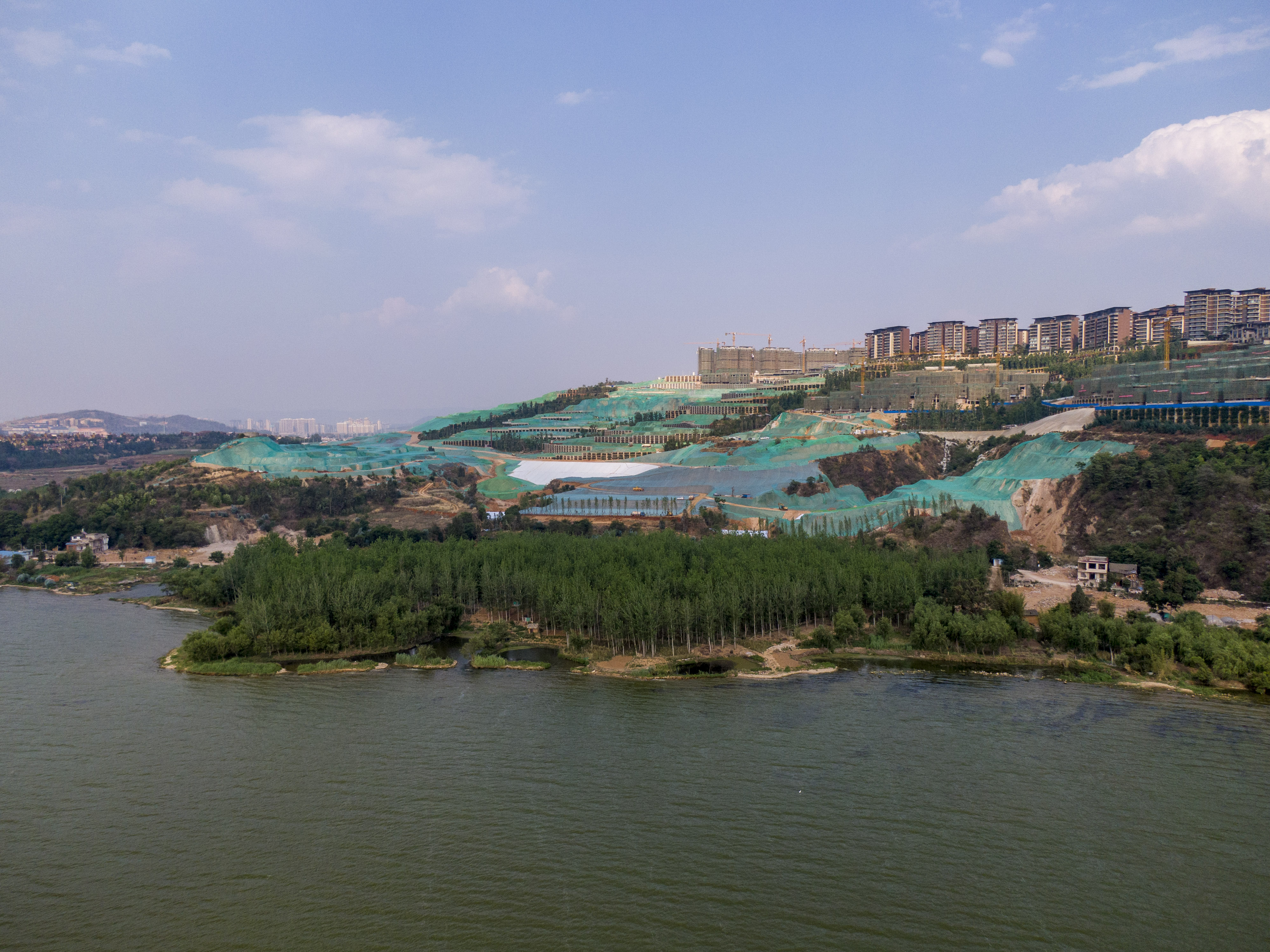 滇池沿岸:整改糊弄十余年,长腰山90%以上表面积遭破坏……(7)