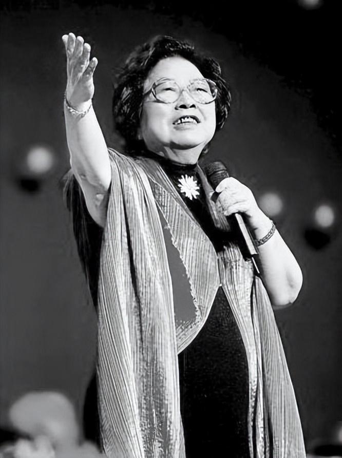 回顾白毛女王昆18岁嫁给初恋恩爱71年风雨相伴背后有心酸有眼泪