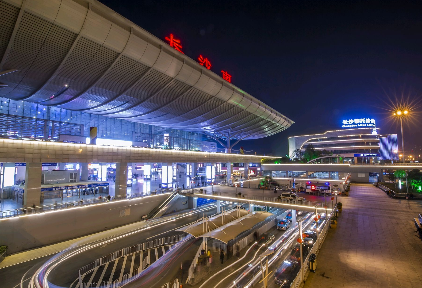美国游客拍到湖南"长沙火车站"照片,引起热议:中国建设很强大
