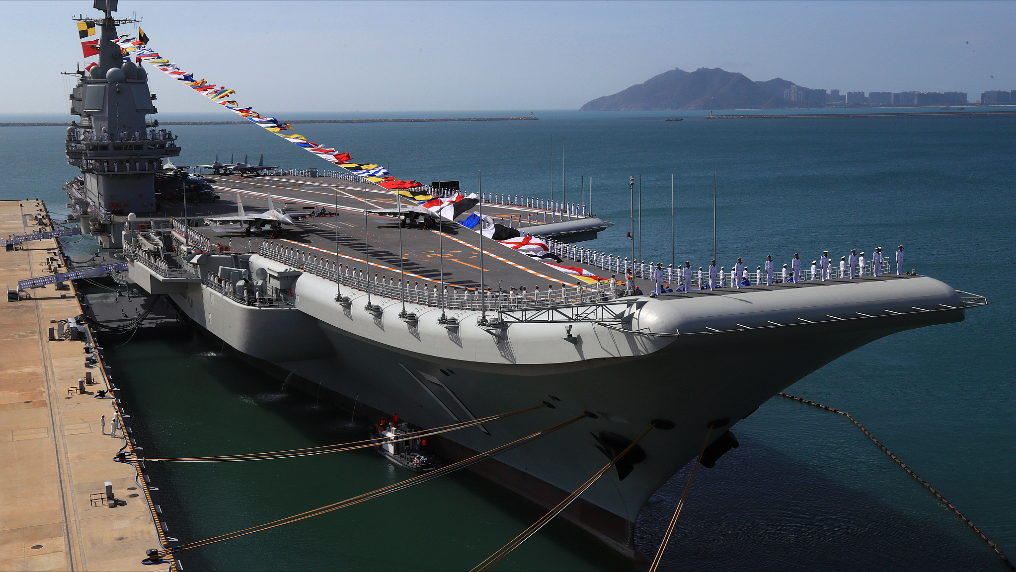 中国解放军在山东舰航母编队:展现实力的大规模军事演习