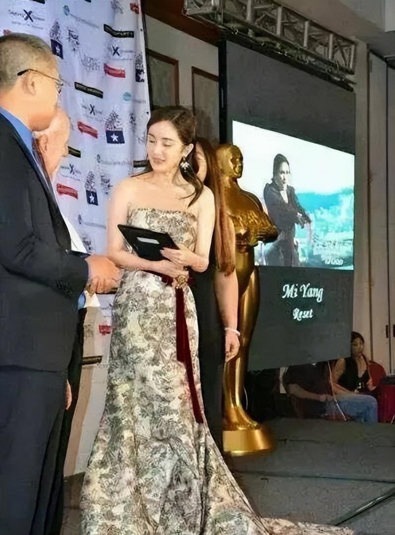 "流量女王"杨幂,到底有多很?能把黑红路线走到拽星