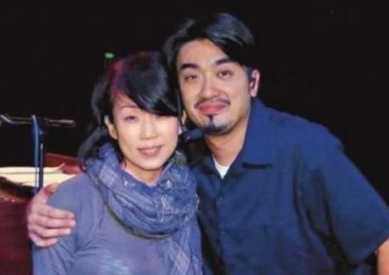 晒晒林忆莲如今住的豪宅,就算平时工作再忙,厨房也是一尘不染的