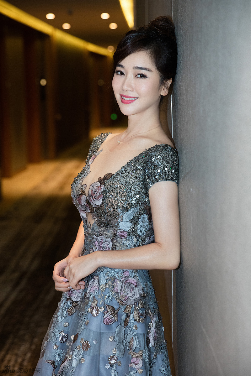 46岁左小青晒生日照肤白貌美,与女儿同框颜值爆表,母女甜蜜温馨