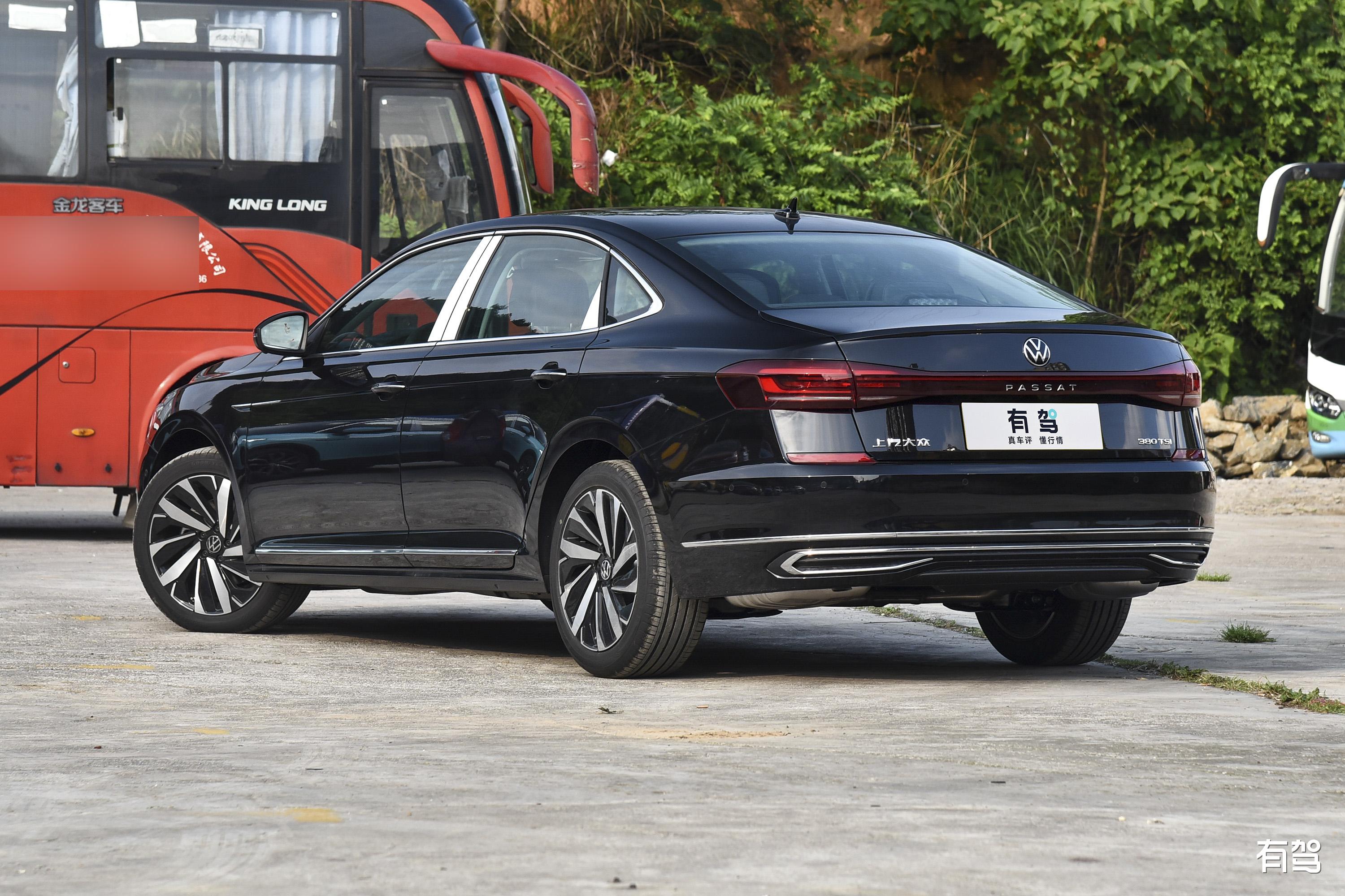 大众帕萨特,经典的商务中型车,搭载2.0t 7dsg,轴距2871mm