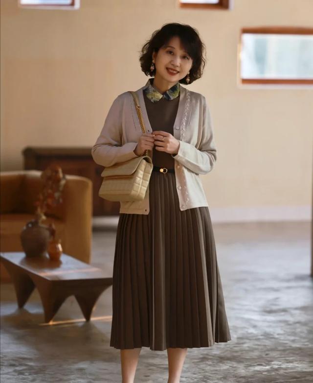 这才是中年女人最好看的春装搭配!时尚减龄又显瘦,舒服又接地气