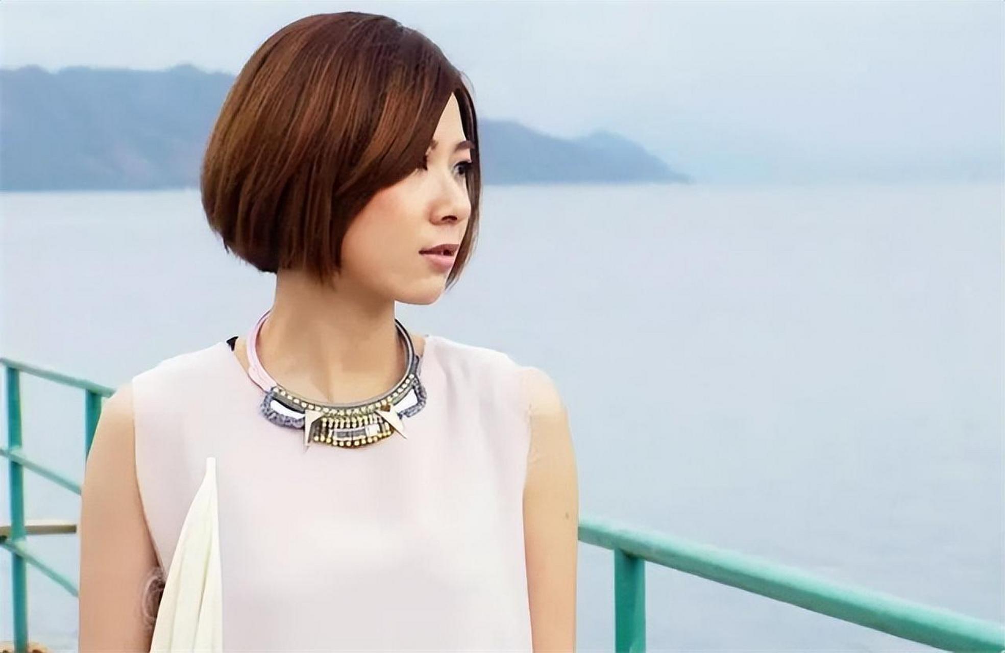 孙女是个知名歌手 香港歌手叶晴晴曾在微博中晒出了自己和孩子的掌