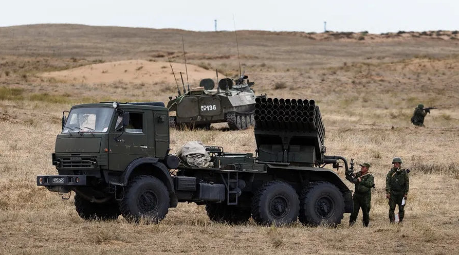 俄bm21"冰雹"火箭炮有多猛?18秒齐射40枚炮弹,性能远超海马斯