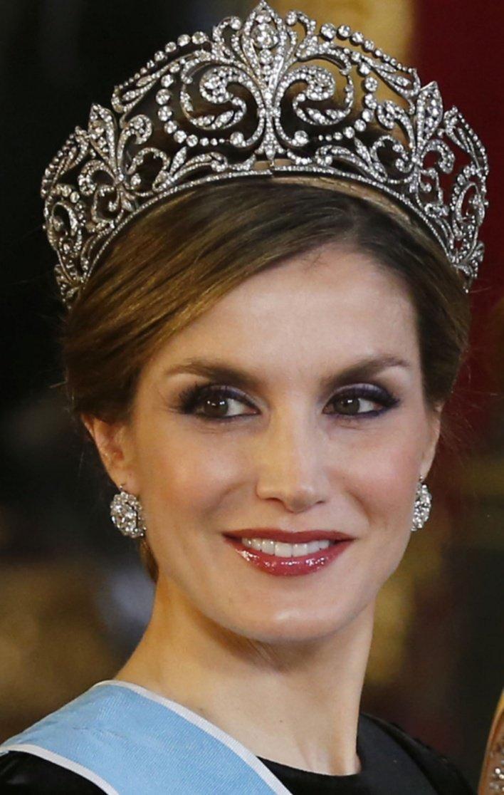 西班牙王室的3顶鸢尾王冠,女王,王后和王妃,审美真的不一样