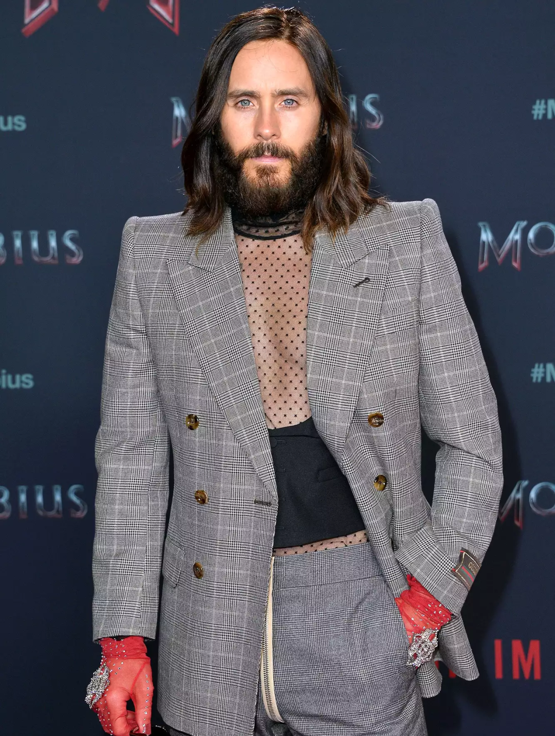 全网热议为赢法国大选马克龙拼了大拍性感露胸照惊掉网友下巴