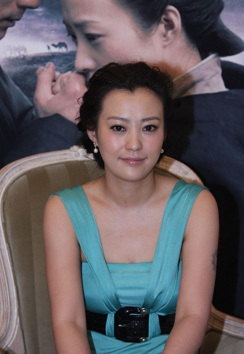 郝蕾的高调都写在身上,亮面连体裤显出丰满身形,女人味可挺充足