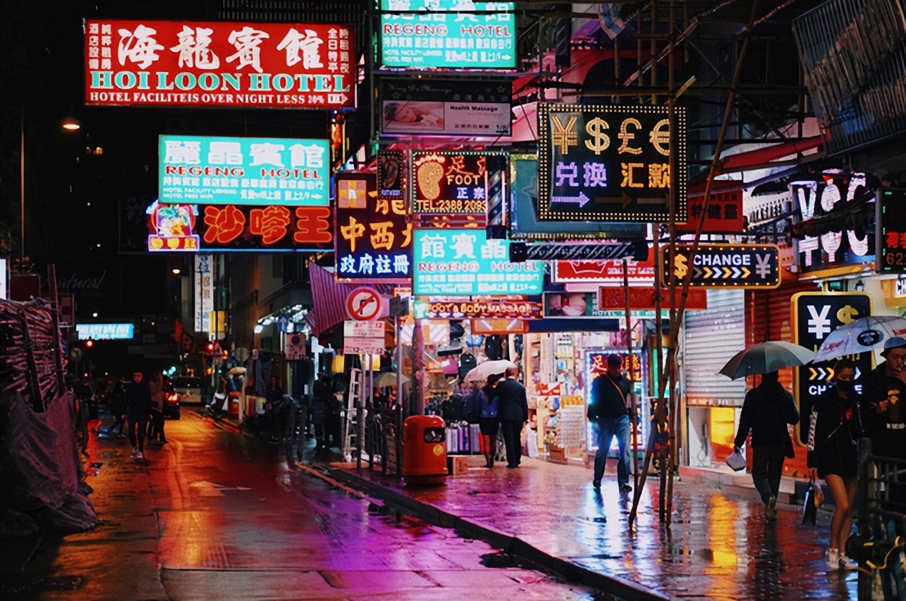 曾辉煌一时的香港霓虹灯招牌,近日竟被接连摘下,让人唏嘘不已!