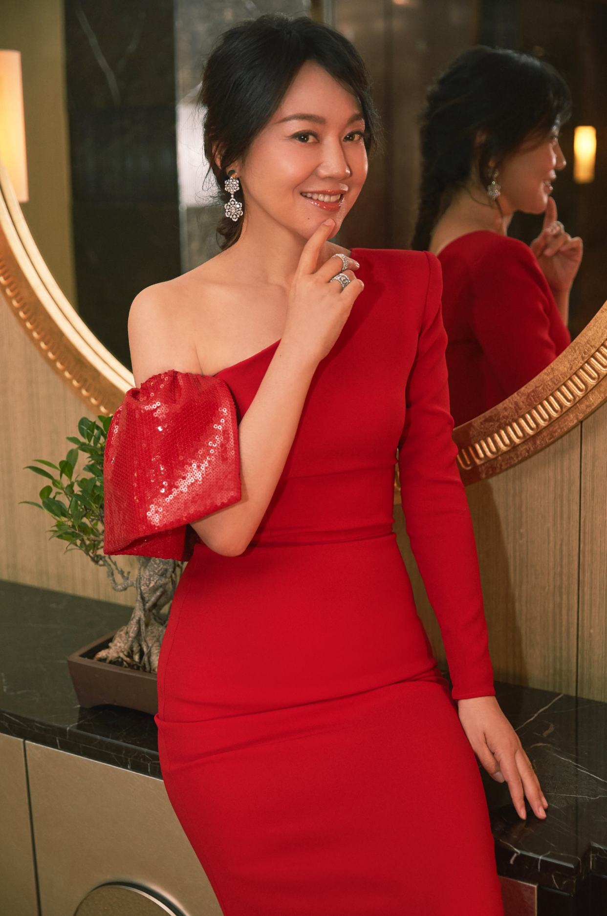有种"整容"叫闫妮离婚,前夫变化不大,她却像换了个人